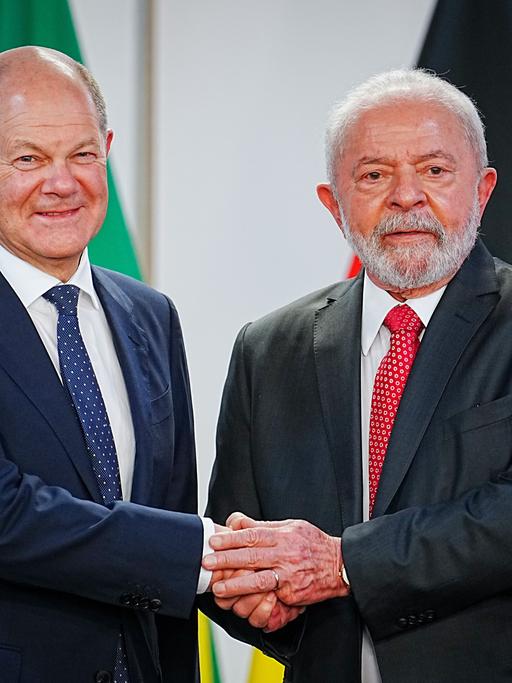 Brasilien, Brasilia: Bundeskanzler Olaf Scholz (l, SPD) wird von Luiz Inacio Lula da Silva, Präsident von Brasilien, in dessen Amtssitz empfangen.