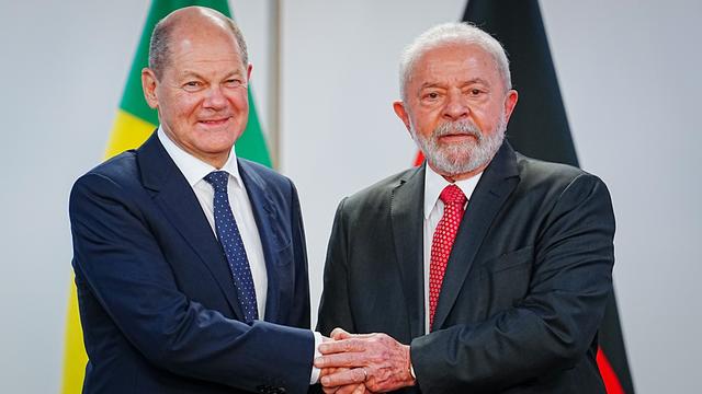 Bundes-Kanzler Olaf Scholz (links) schüttelt Luiz Inacio Lula da Silva, Präsident von Brasilien, die Hand.