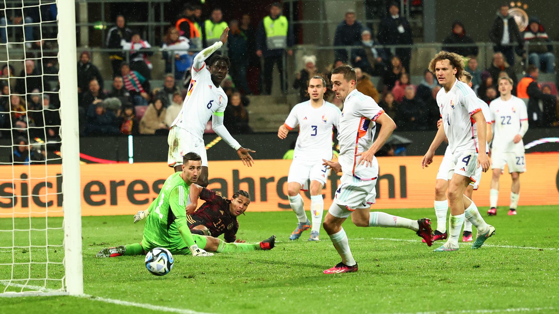 Das Foto zeigt die deutsche Nationalmannschaft bei einem Fußballspiel gegen Belgien. Das Foto zeigt die deutsche Nationalmannschaft bei einem Fußballspiel gegen Belgien.