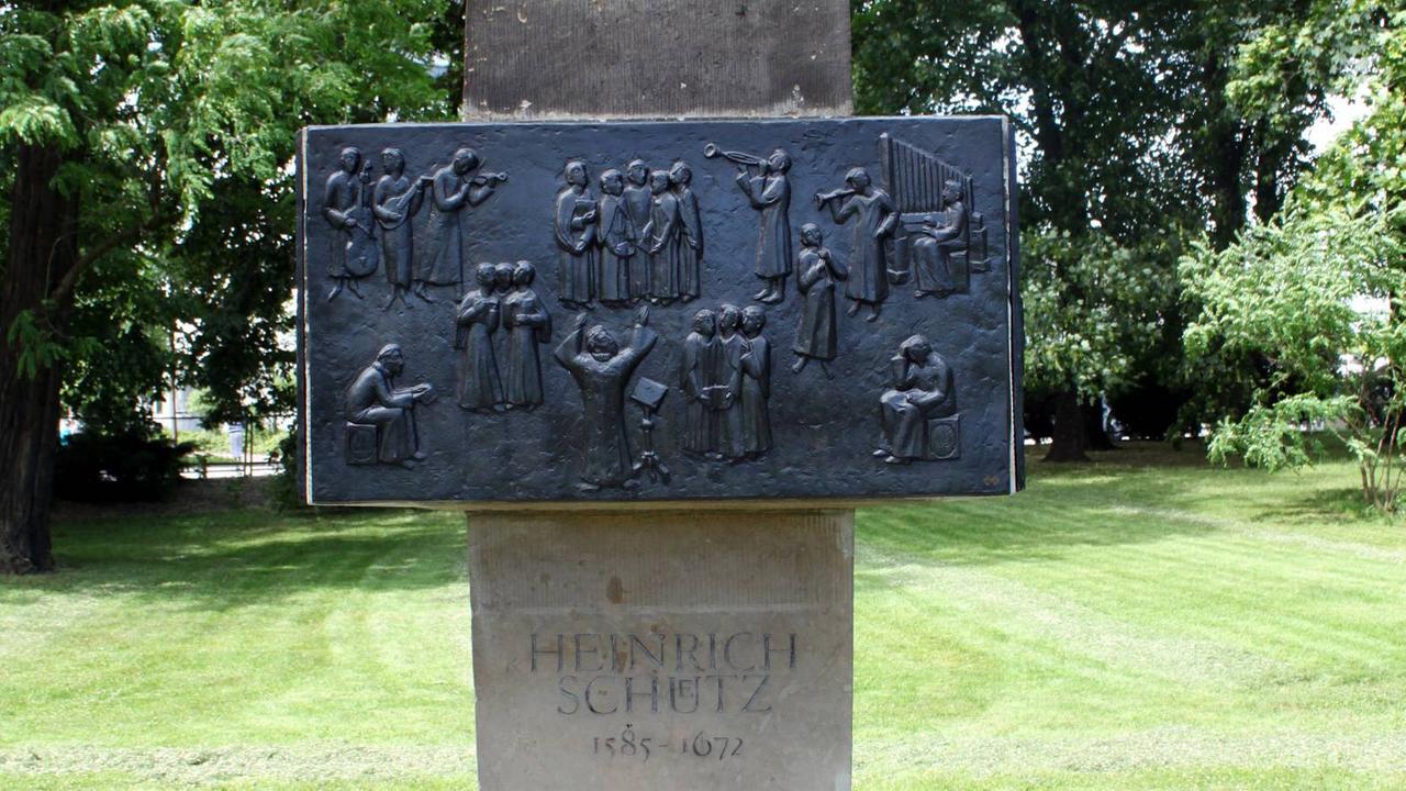 Auf dem Bild ist ein Denkmal aus einem großen senkrecht aufgestellten Stein zu sehen, auf dem eine schwarze Steintfafel montiert wurde. Auf dem Bild ist ein Denkmal aus einem großen senkrecht aufgestellten Stein zu sehen, auf dem eine schwarze Steintfafel montiert wurde.