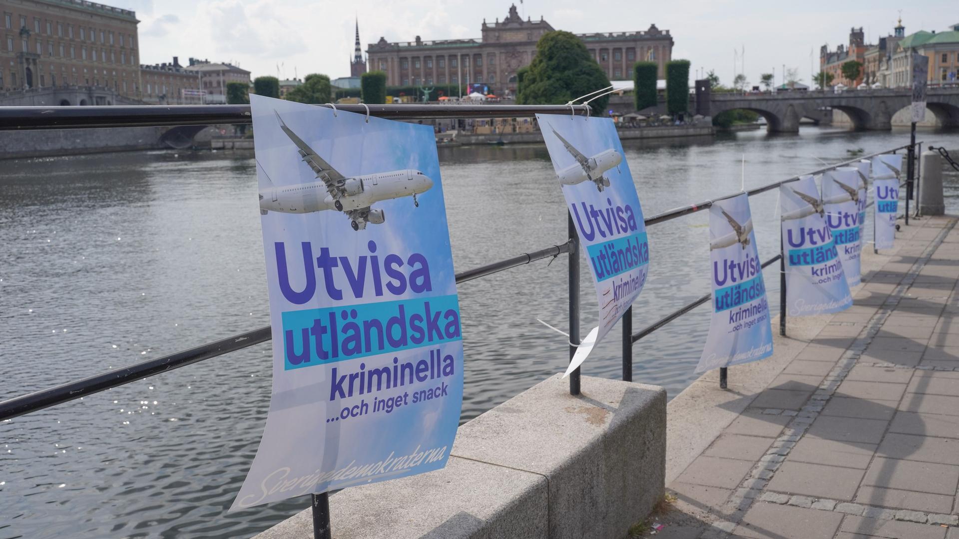 "Kriminelle Ausländer ohne Gerede ausweisen" steht auf schwedisch auf einem Plakat von der Partei Schwedendemokraten (Sverigedemokraterna) "Kriminelle Ausländer ohne Gerede ausweisen" steht auf schwedisch auf einem Plakat von der Partei Schwedendemokraten (Sverigedemokraterna)