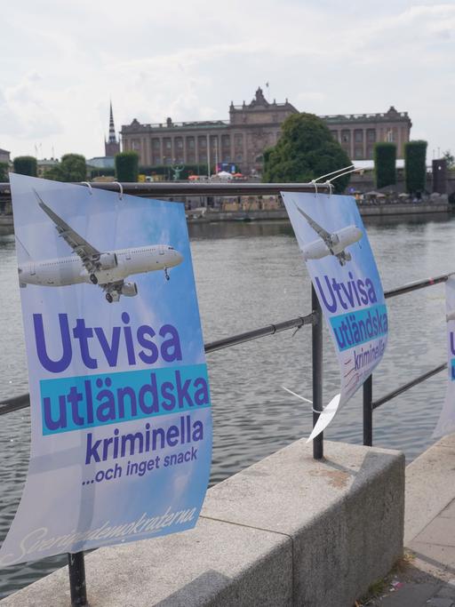 "Kriminelle Ausländer ohne Gerede ausweisen" steht auf schwedisch auf einem Plakat von der Partei Schwedendemokraten (Sverigedemokraterna)