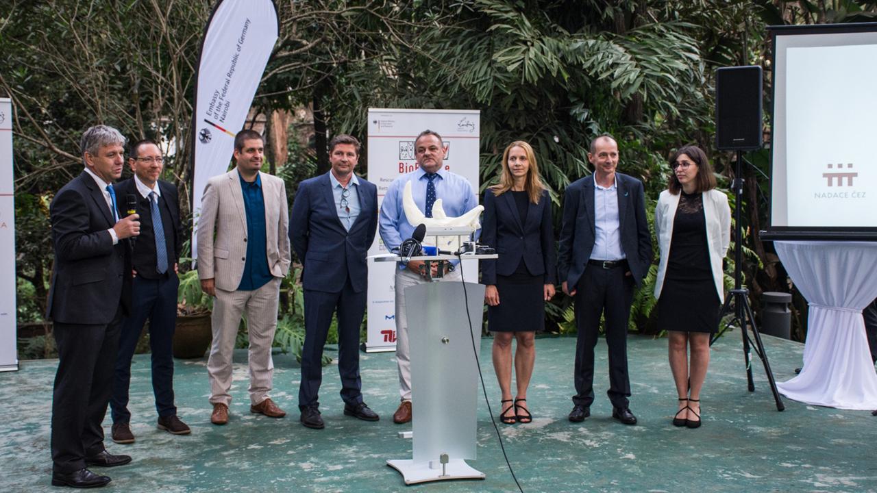 Festgäste bei der Veranstaltung am 5. Juli 2021 in der Deutschen Botschaft in Kenia in Nairobi in Anwesenheit des italienischen und tschechischen Botschafters und Vertretern des Safariparks Dvůr Králové Festgäste bei der Veranstaltung am 5. Juli 2021 in der Deutschen Botschaft in Kenia in Nairobi in Anwesenheit des italienischen und tschechischen Botschafters und Vertretern des Safariparks Dvůr Králové