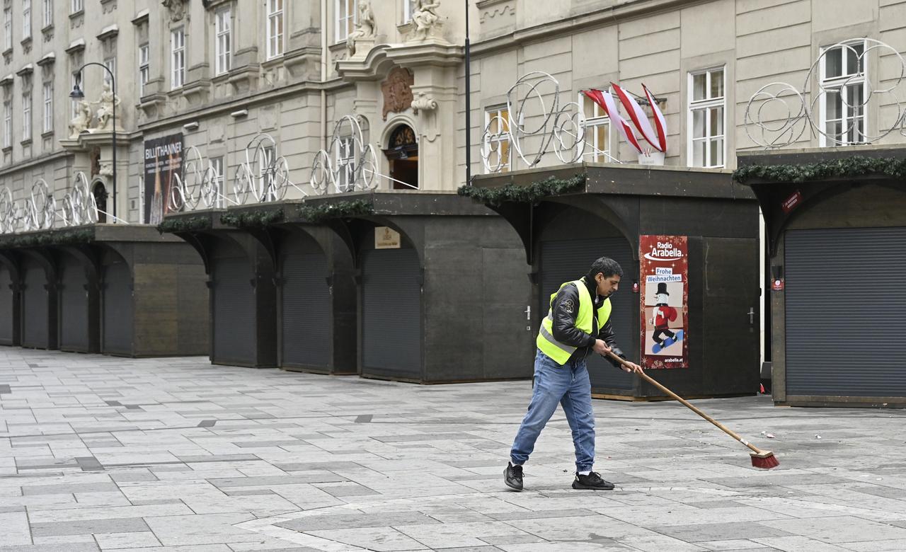 Ein Straßenfeger auf einem ansonsten leeren Platz in Wien. 