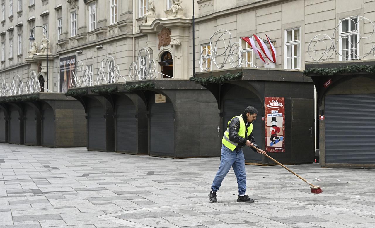 Ein Straßenfeger auf einem ansonsten leeren Platz in Wien. Ein Straßenfeger auf einem ansonsten leeren Platz in Wien.