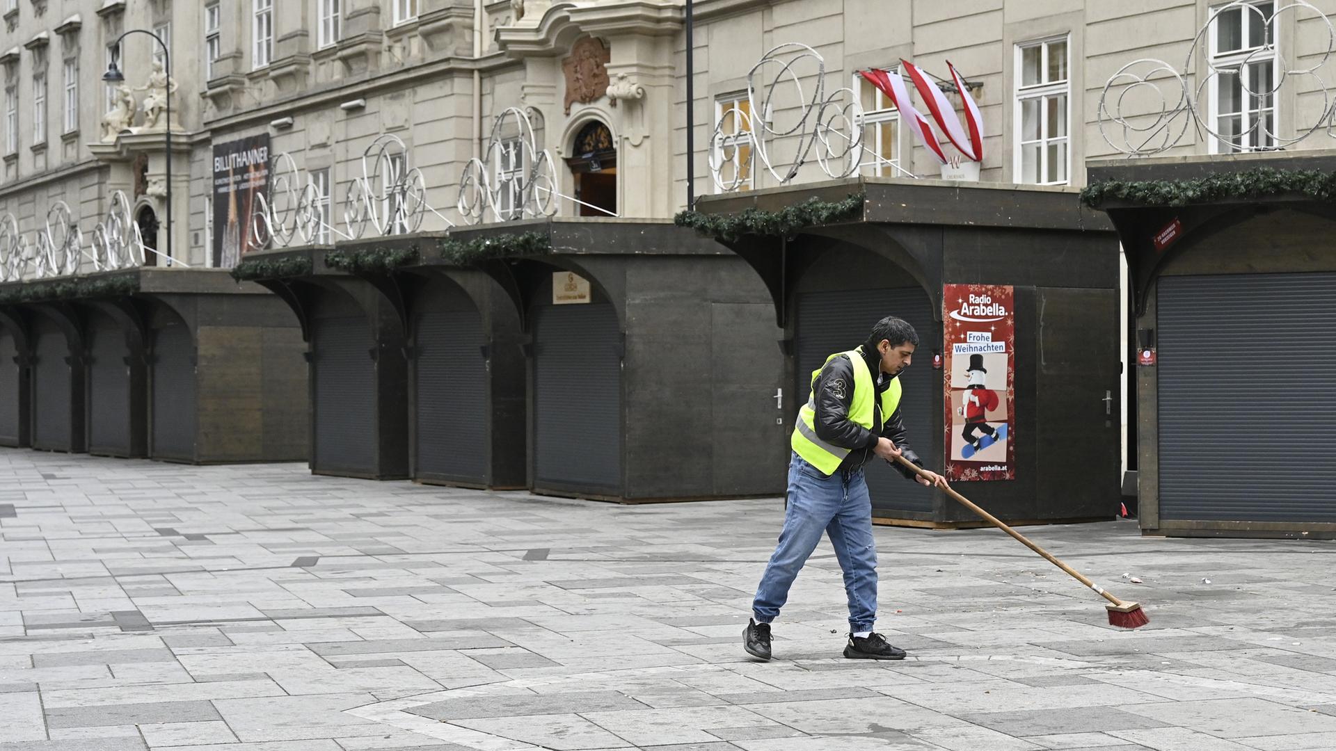 Ein Straßenfeger auf einem ansonsten leeren Platz in Wien. Ein Straßenfeger auf einem ansonsten leeren Platz in Wien.