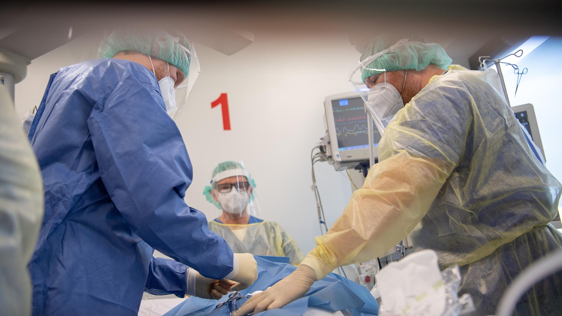 Ãrzte behandeln auf der Intensivstation für Corona-Patienten am Sana Klinikum Offenbach einen Patienten, dessen Lunge teilweise kollabiert ist. Auf der Corona-Intensivstation sind momentan alle Betten bis auf zwei belegt. Die Coronainfektionszahlen im Rhein-Main-Gebiet steigen jedoch wieder an. Ãrzte behandeln auf der Intensivstation für Corona-Patienten am Sana Klinikum Offenbach einen Patienten, dessen Lunge teilweise kollabiert ist. Auf der Corona-Intensivstation sind momentan alle Betten bis auf zwei belegt. Die Coronainfektionszahlen im Rhein-Main-Gebiet steigen jedoch wieder an.