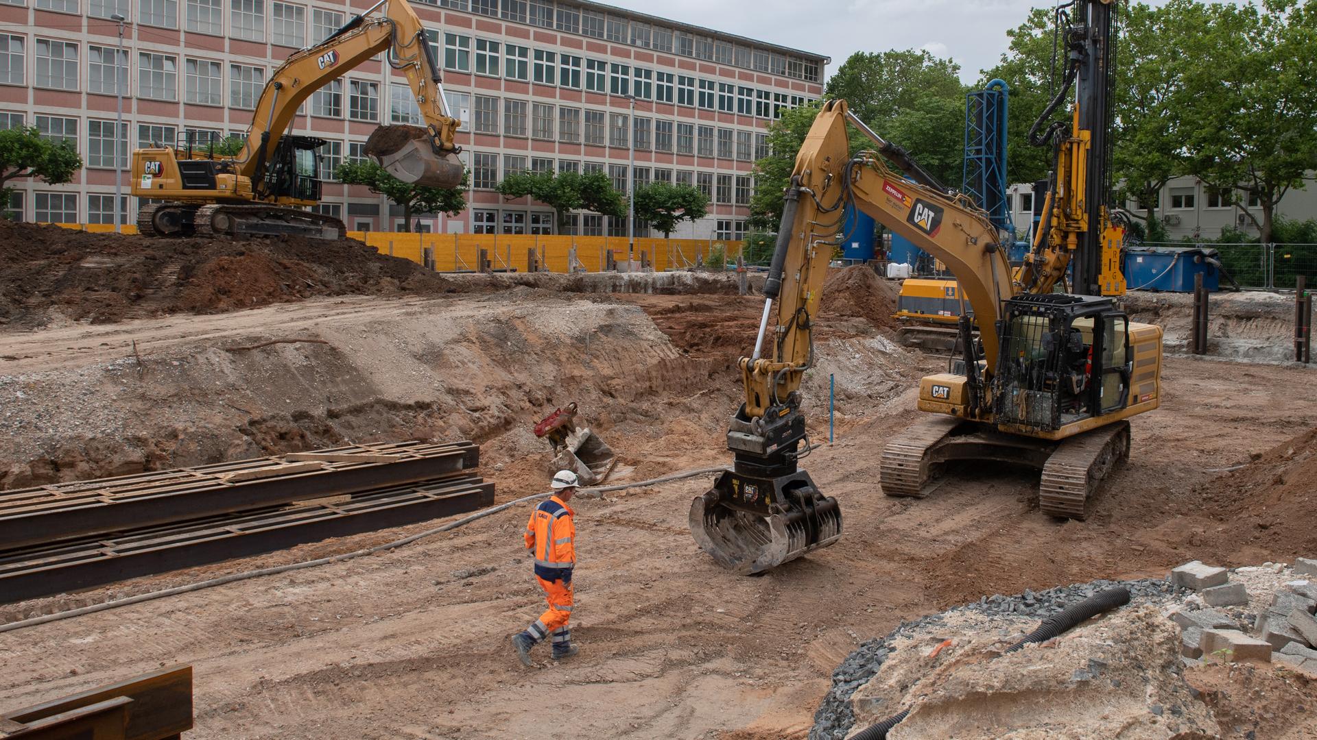 Mit Baggern wird eine Fläche im Frankfurter Stadtteil Gallus für den Bau von Wohnungen im neuen Westville-Viertel vorbereitet. Mit Baggern wird eine Fläche im Frankfurter Stadtteil Gallus für den Bau von Wohnungen im neuen Westville-Viertel vorbereitet.