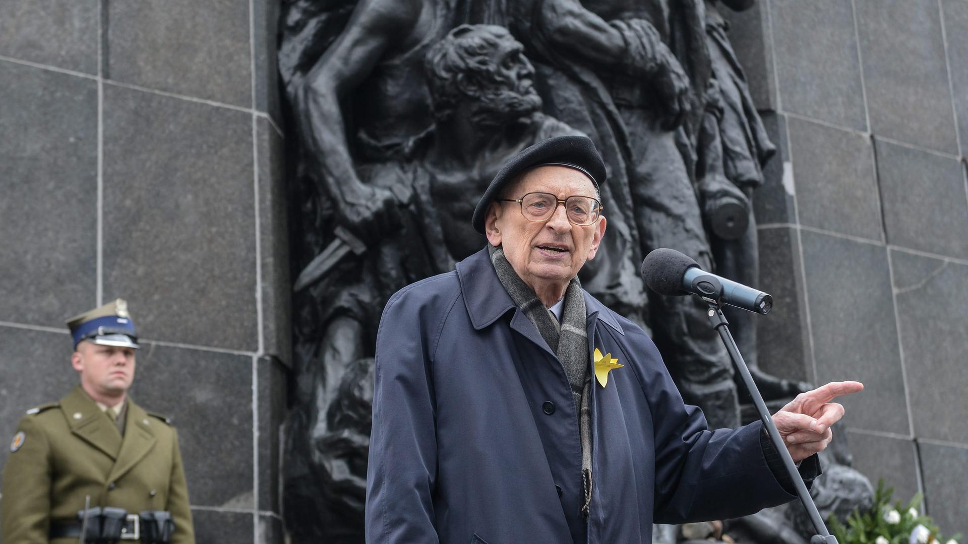 Wladyslaw Bartoszewski 2015 vor dem Warschauer Ghetto-Ehrenmal bei einer Gedenkfeier zum 72. Jahrestag des Warschauer Aufstands 