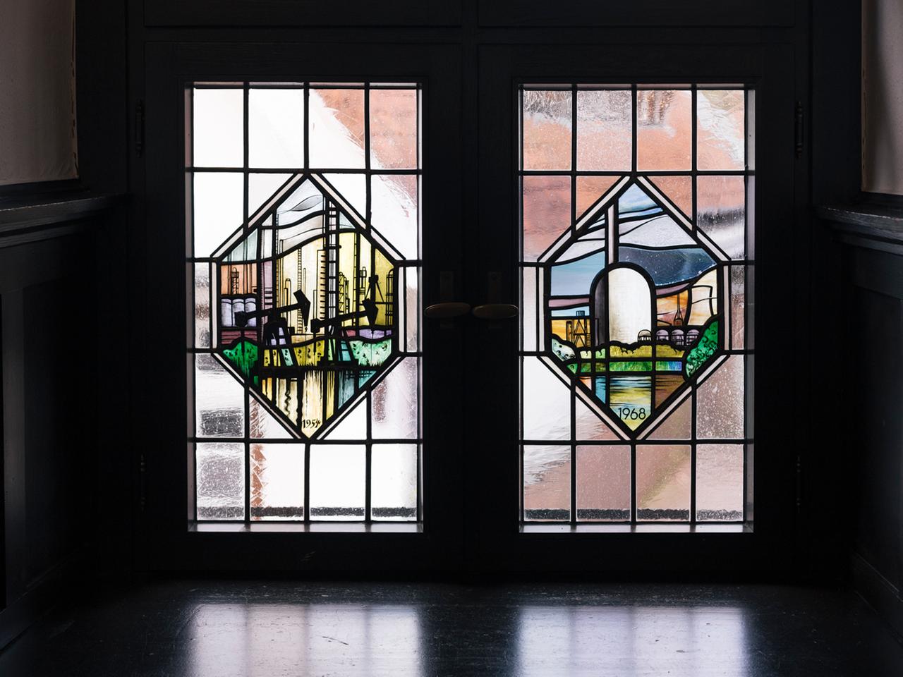 Zwei Buntglasfenster - links Motiv Erdölraffinerie, rechts Motiv Atomreaktor. Im Alten Rathaus der Stadt Lingen (Ems). 