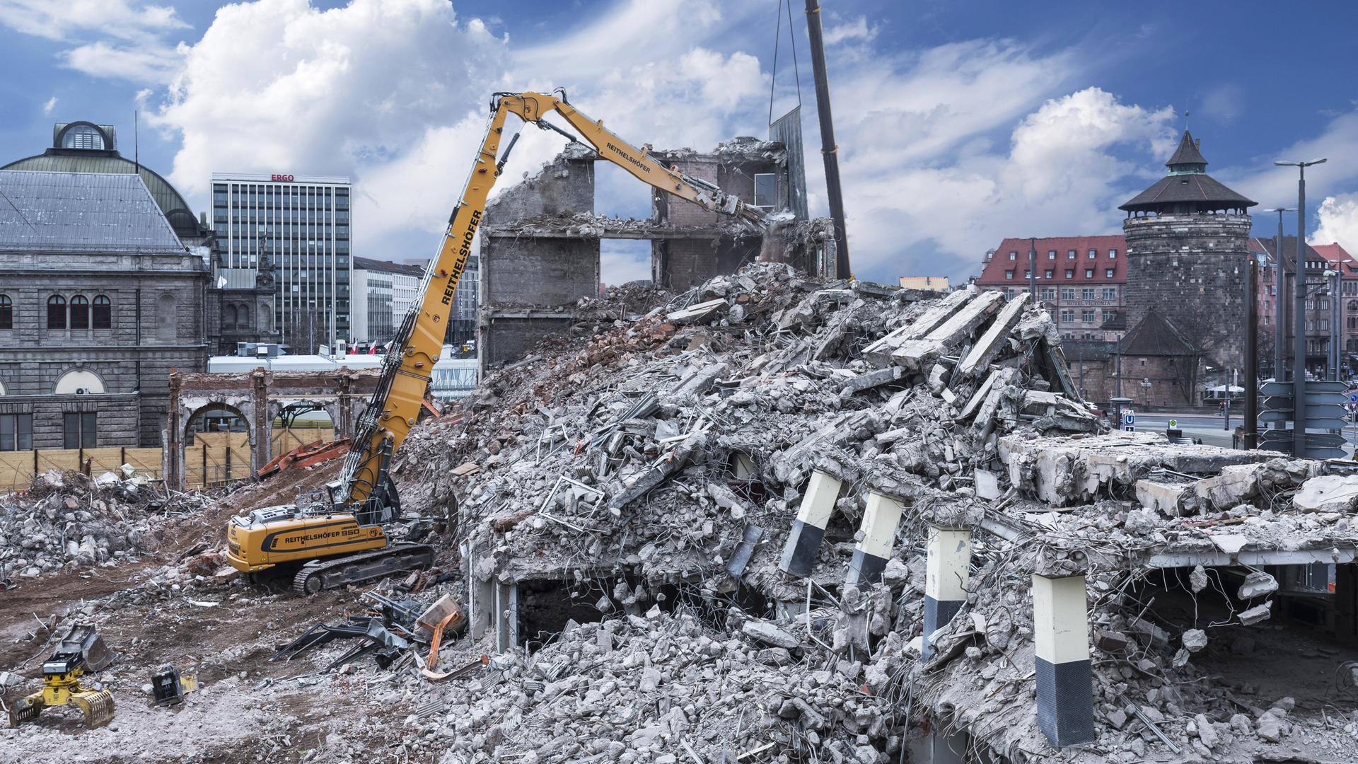 Ein Bagger im Bauschutt beim Abriss eines Gebäudes in Nürnberg. Ein Bagger im Bauschutt beim Abriss eines Gebäudes in Nürnberg.