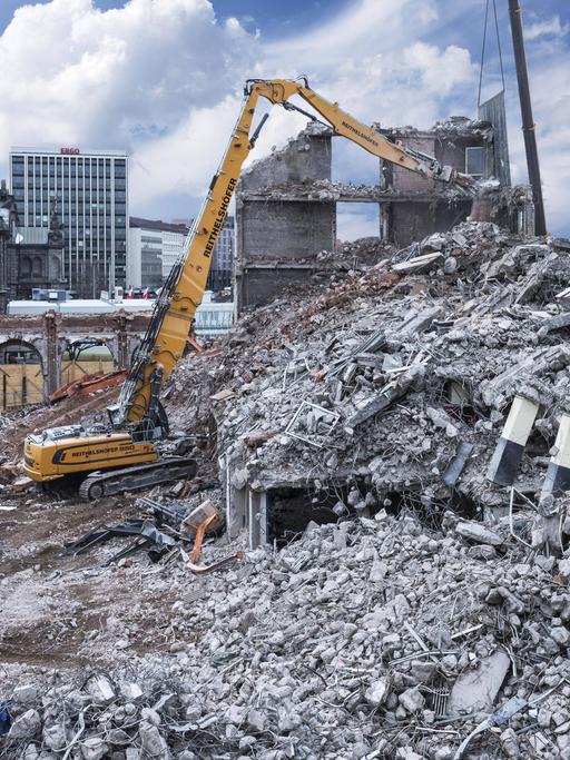 Ein Bagger im Bauschutt beim Abriss eines Gebäudes in Nürnberg.