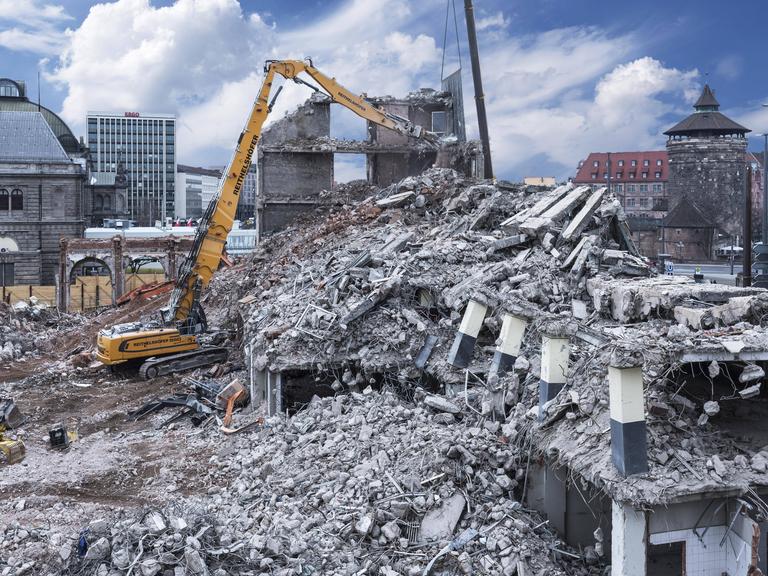 Ein Bagger im Bauschutt beim Abriss eines Gebäudes in Nürnberg.