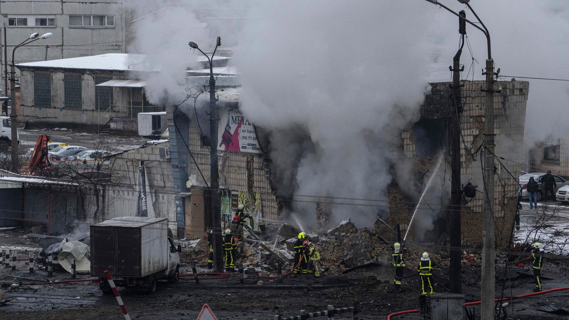 Kiew: Die ukrainische Feuerwehr löscht ein Gebäude, das durch eine russische Rakete zerstört wurde. Kiew: Die ukrainische Feuerwehr löscht ein Gebäude, das durch eine russische Rakete zerstört wurde.
