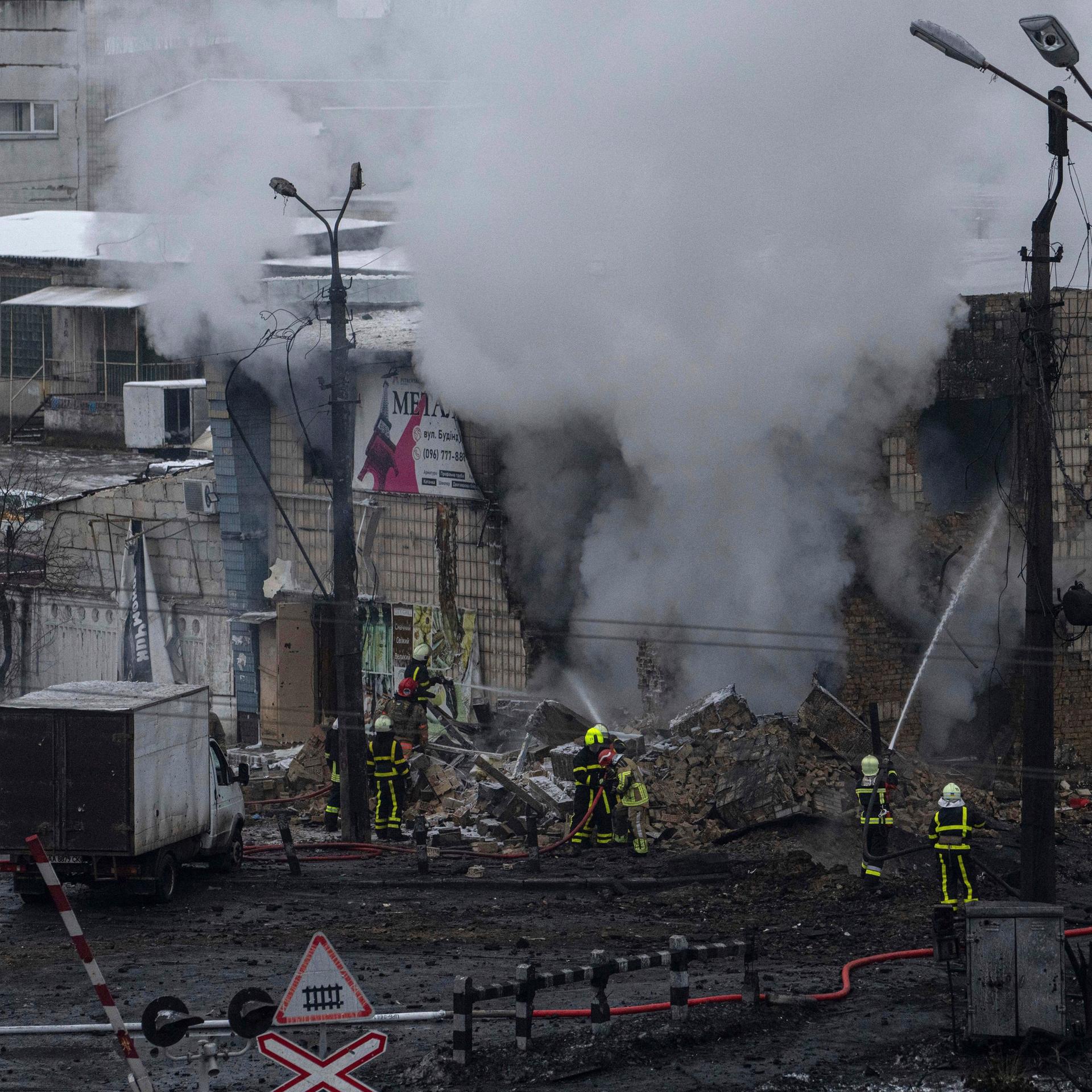 Kiew: Die ukrainische Feuerwehr löscht ein Gebäude, das durch eine russische Rakete zerstört wurde. 