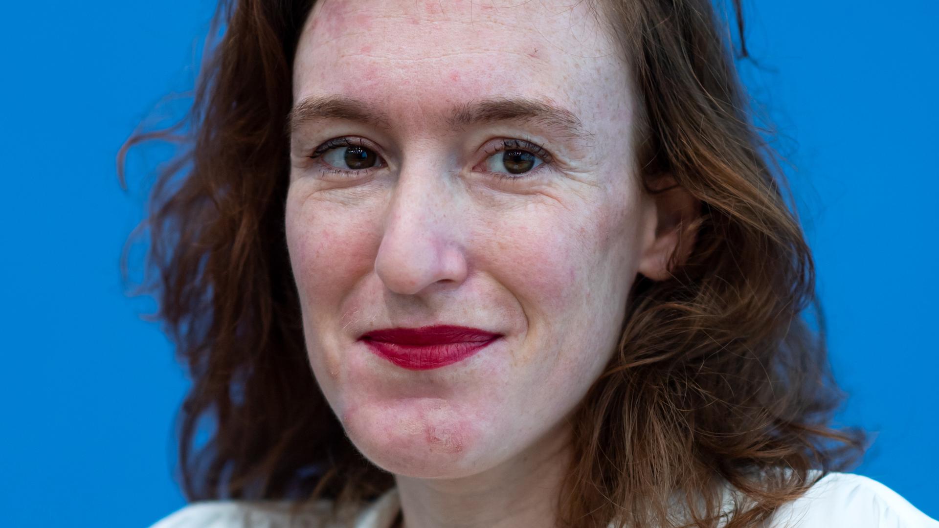 Porträtfoto der Schriftstellerin Nora Bossong. Porträtfoto der Schriftstellerin Nora Bossong.