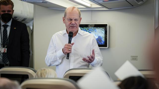 Bundeskanzler Olaf Scholz (SPD) spricht auf dem Flug nach Saudi-Arabien im Airbus A340 der Luftwaffe mit den mitreisenden Journalisten. Neben Saudi-Arabien besucht der Kanzler die Vereinigten Arabischen Emirate und Katar.