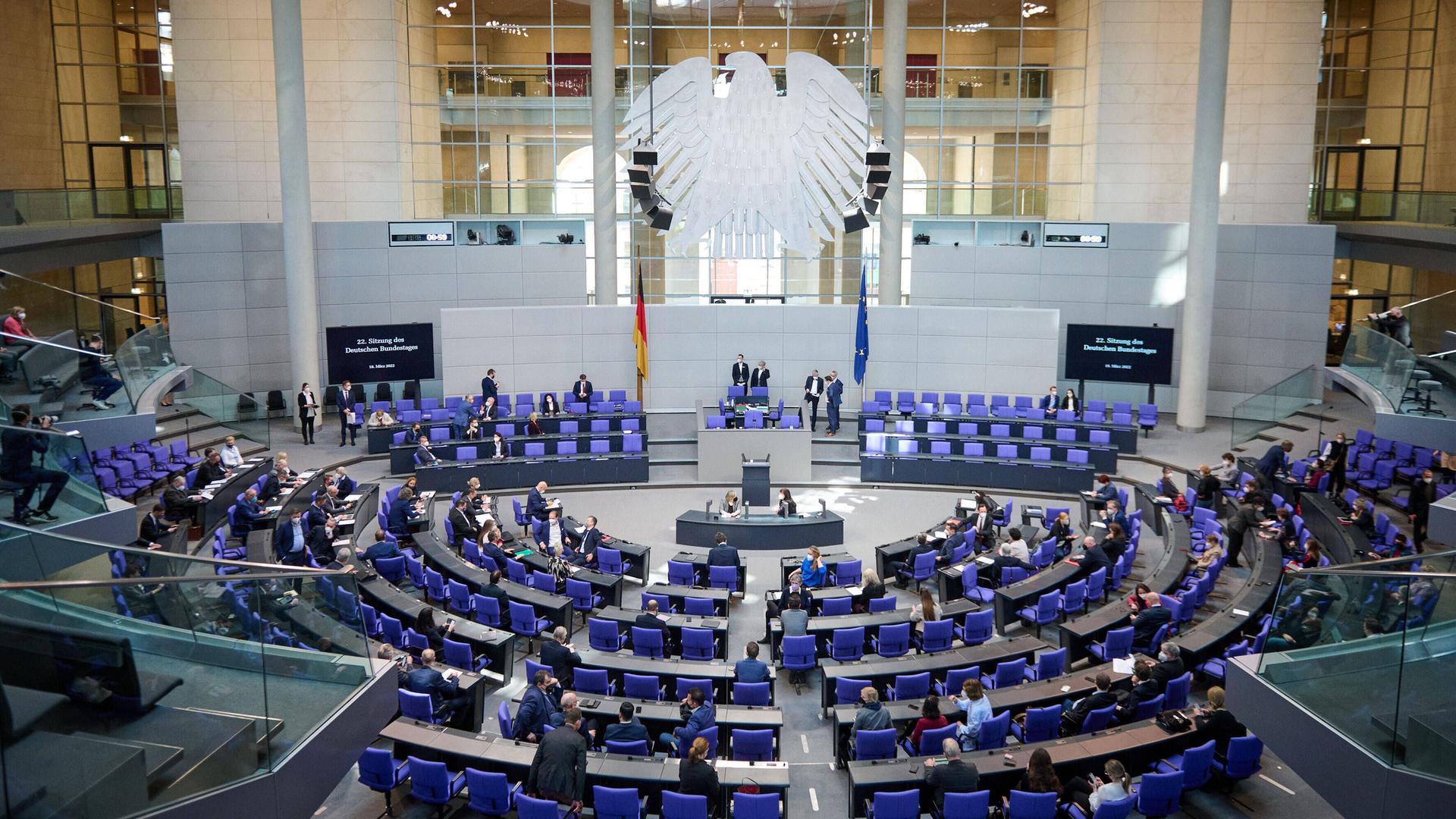 Im Plenarsaal des Deutschen Bundestags in Berlin sitzen die Abgeordneten. Im Plenarsaal des Deutschen Bundestags in Berlin sitzen die Abgeordneten.