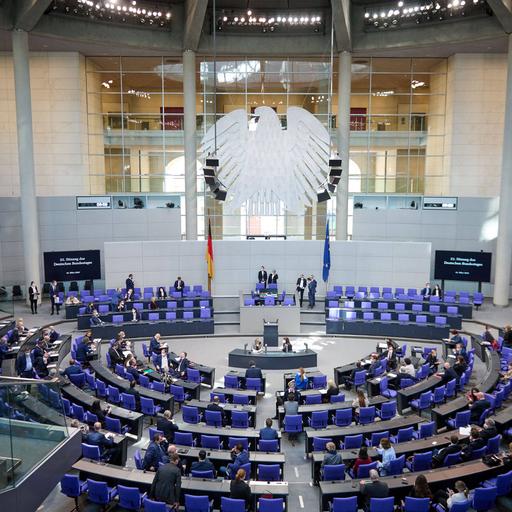 Im Plenarsaal des Deutschen Bundestags in Berlin sitzen die Abgeordneten.