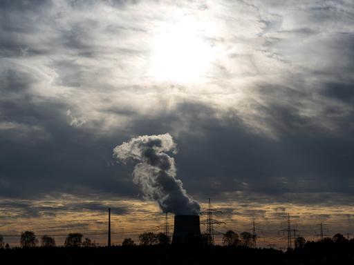 Wolken und ein dramatischer Himmel über dem Kernkraftwerk Emsland 