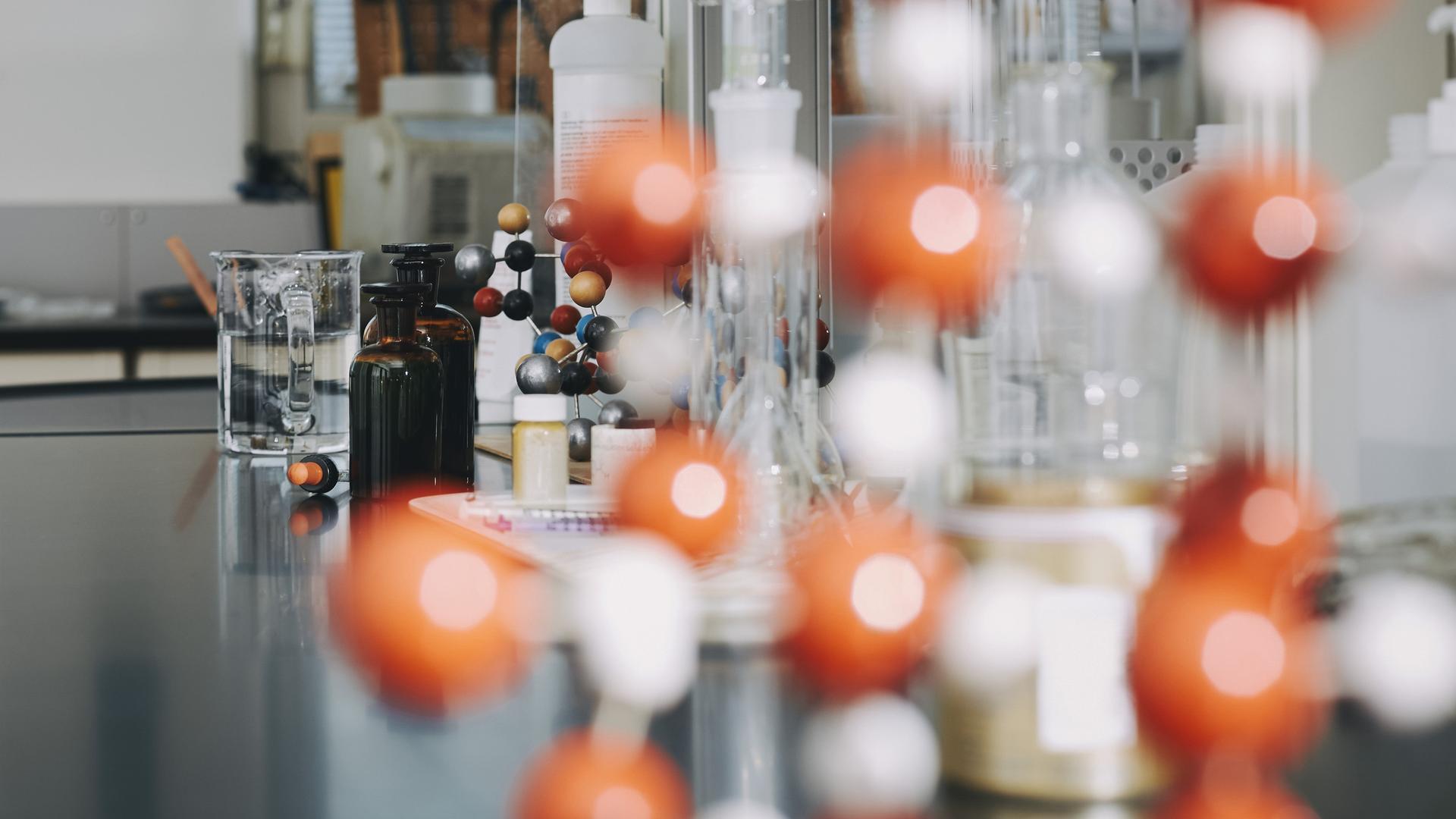 In einem Chemielabor stehen verschiedene Modelle von Molekularstrukturen. In einem Chemielabor stehen verschiedene Modelle von Molekularstrukturen.