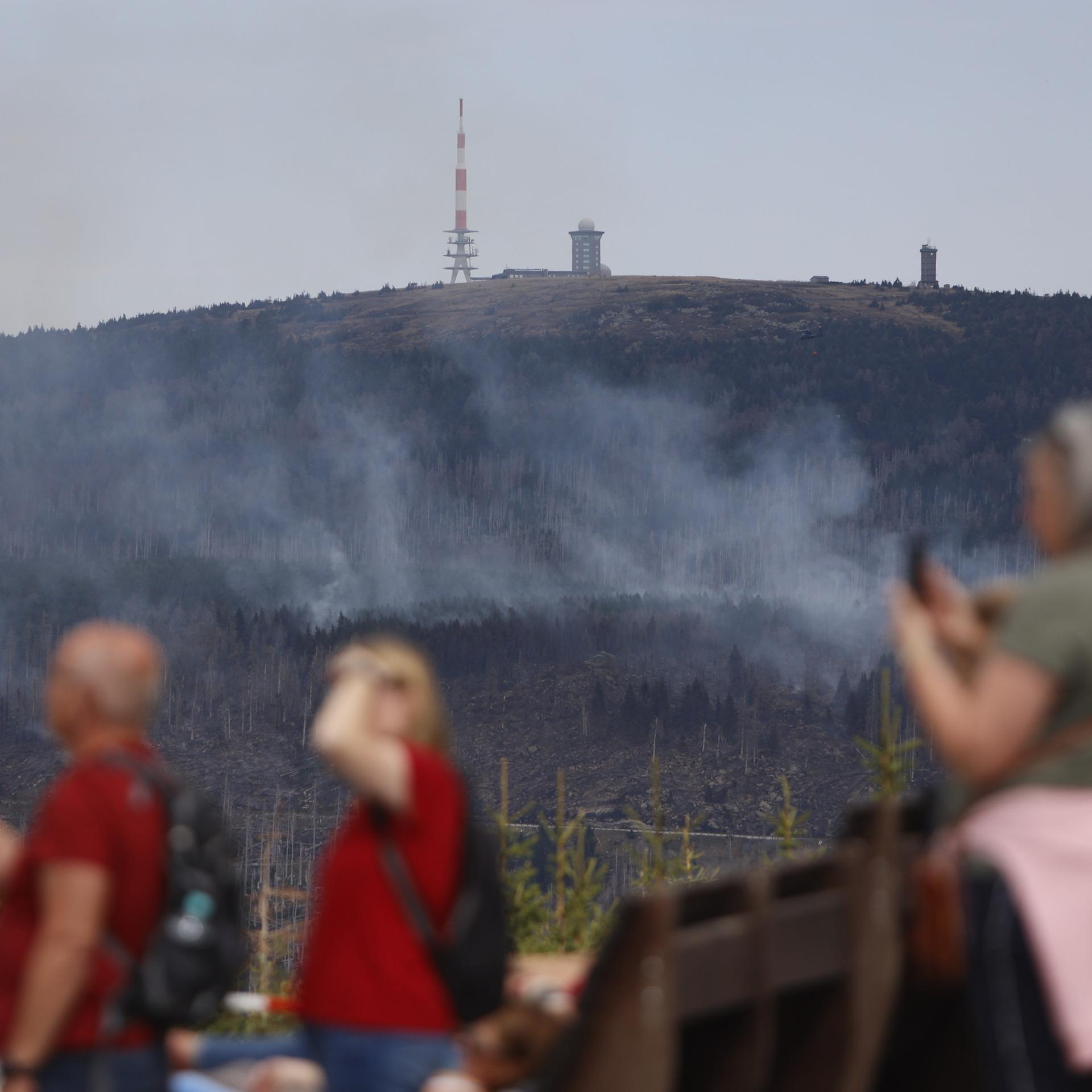 Sachsen-Anhalt, Schierke: Rauch steigt von den verbrannten Bäumen auf. Mit Löschhubschraubern wird das Feuer am Brocken bekämpft. Insgesamt 6 Löschhubschrauber sind im Einsatz. 