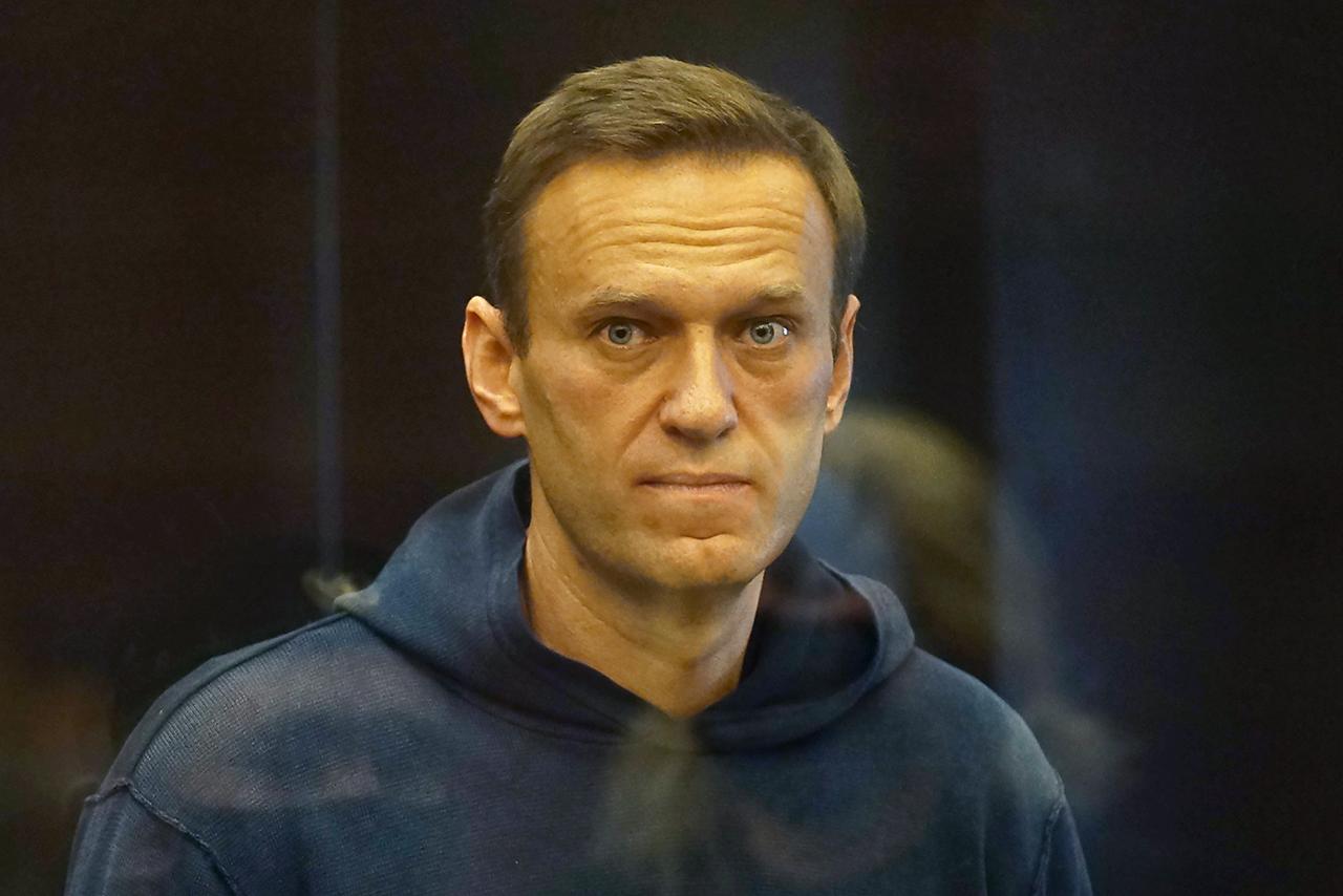 Der russische Oppositionsaktivist Alexej Nawalny hinter einer Glasscheibe bei einer Vernehmung in einem Moskauer Gericht im Februar 2021. Der russische Oppositionsaktivist Alexej Nawalny hinter einer Glasscheibe bei einer Vernehmung in einem Moskauer Gericht im Februar 2021.