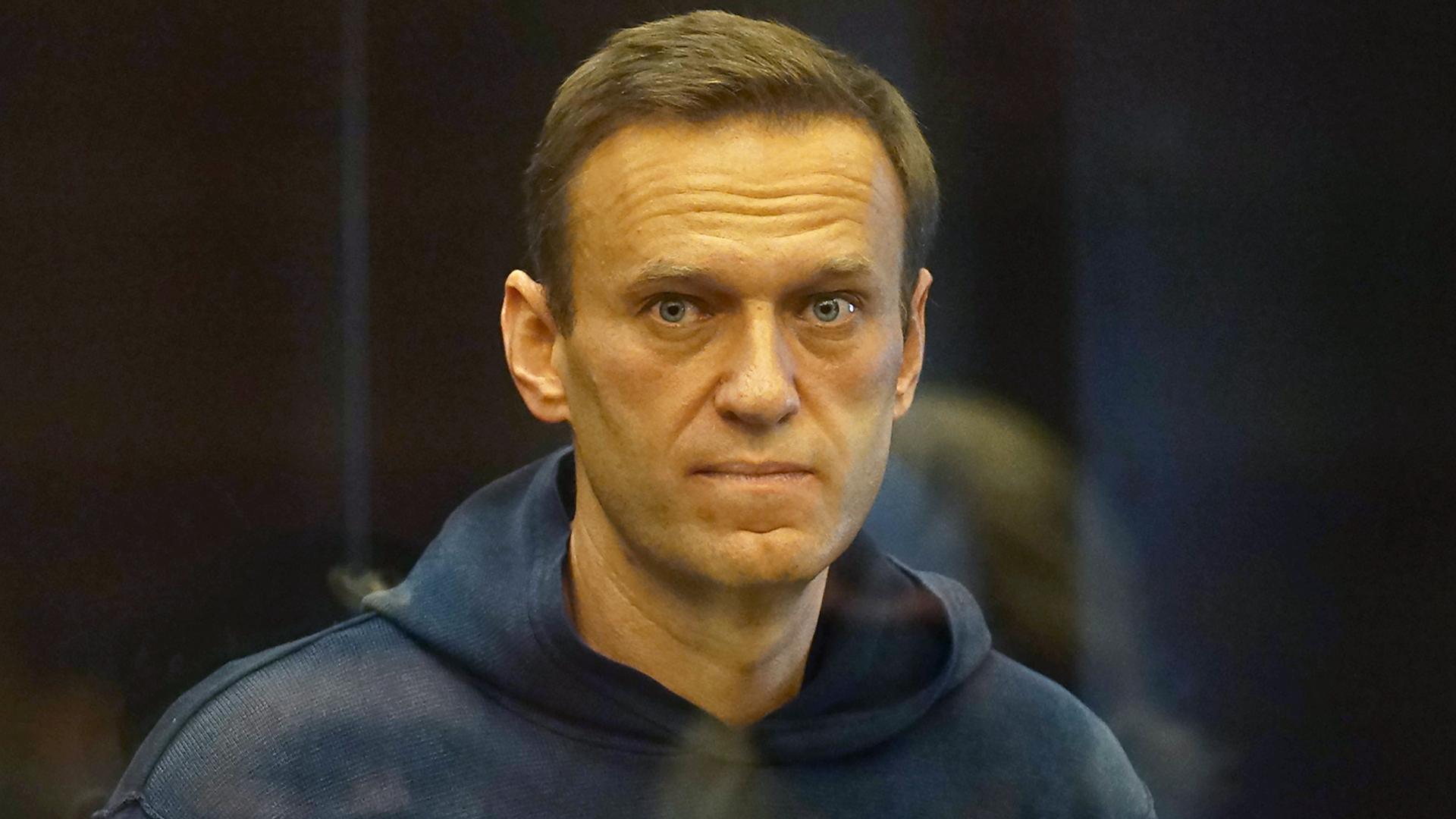 Ein Foto von Alexej Nawalny. Er trägt einen blauen Kaputzen-Pullover. Und er guckt nachdenklich.