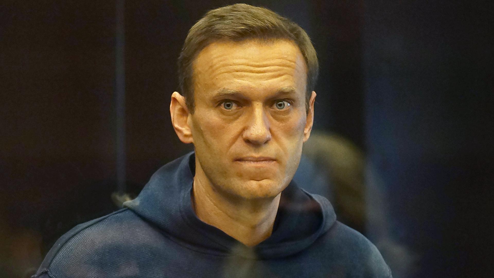 Ein Foto von Alexej Nawalny. Er trägt einen blauen Kaputzen-Pullover. Und er guckt nachdenklich. Ein Foto von Alexej Nawalny. Er trägt einen blauen Kaputzen-Pullover. Und er guckt nachdenklich.