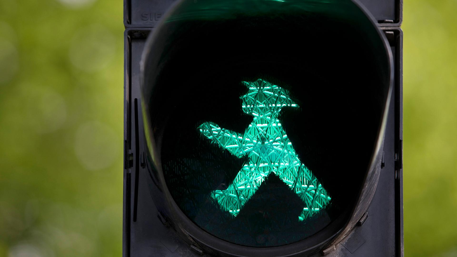 Fußgängerampel mit grünem Ampelmännchen. Fußgängerampel mit grünem Ampelmännchen.