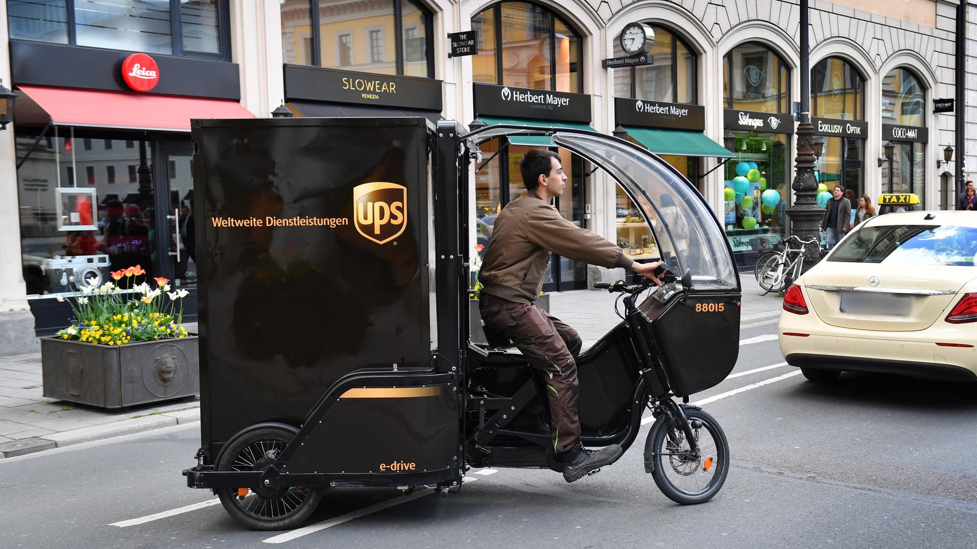 Ein UPS-Paketbote unterwegs mitt einem Rytle Cargo Bike in Muenchen. Ein UPS-Paketbote unterwegs mitt einem Rytle Cargo Bike in Muenchen.