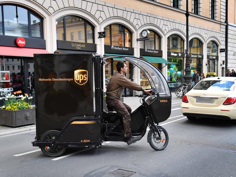 Ein UPS-Paketbote unterwegs mitt einem Rytle Cargo Bike in Muenchen.