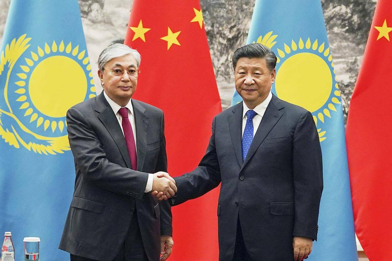 Der kasachische Präsident Kassym-Jomart Tokajew (links) steht neben dem chinesischen Präsidenten Xi Jinping (rechts). Im Hintergrund sind die Flaggen von Kasachstan und China zu sehen. Der kasachische Präsident Kassym-Jomart Tokajew (links) steht neben dem chinesischen Präsidenten Xi Jinping (rechts). Im Hintergrund sind die Flaggen von Kasachstan und China zu sehen.