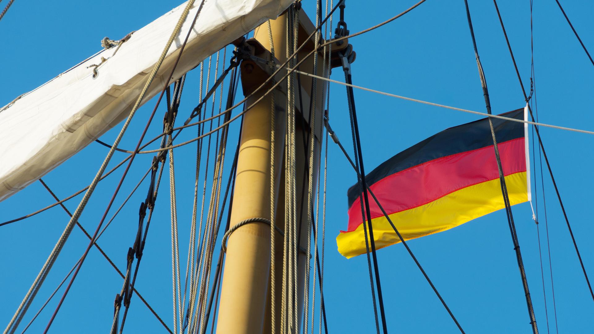 Segelschiff mit wehender Deutschlandflagge Segelschiff mit wehender Deutschlandflagge