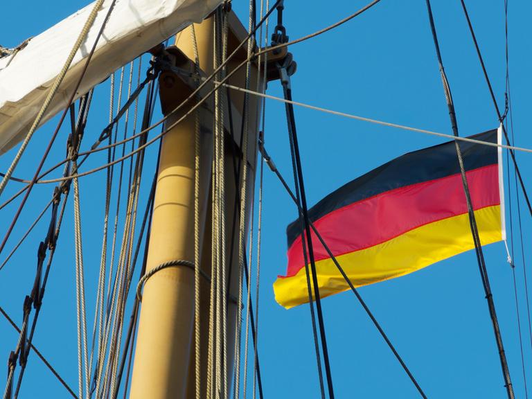 Segelschiff mit wehender Deutschlandflagge