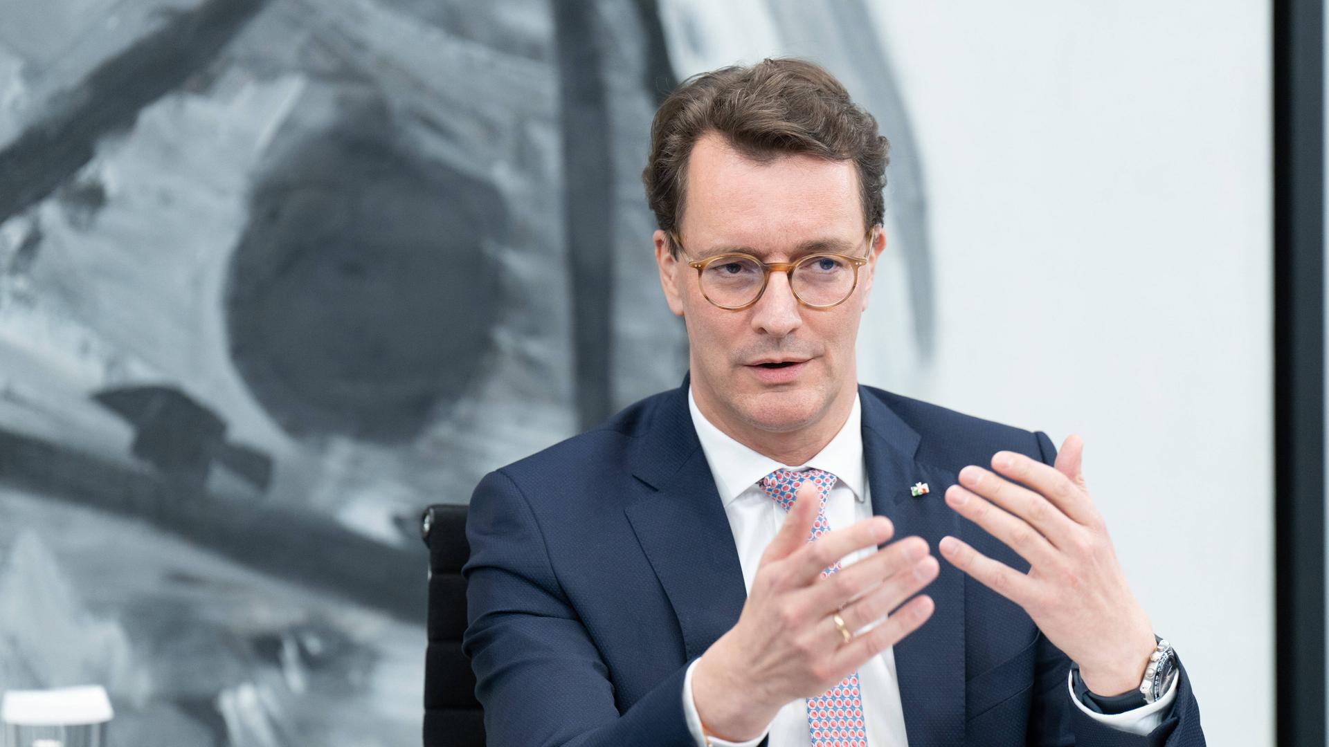 Hendrik Wüst, Ministerpräsident von Nordrhein-Westfalen auf einer Pressekonferenz Hendrik Wüst, Ministerpräsident von Nordrhein-Westfalen auf einer Pressekonferenz