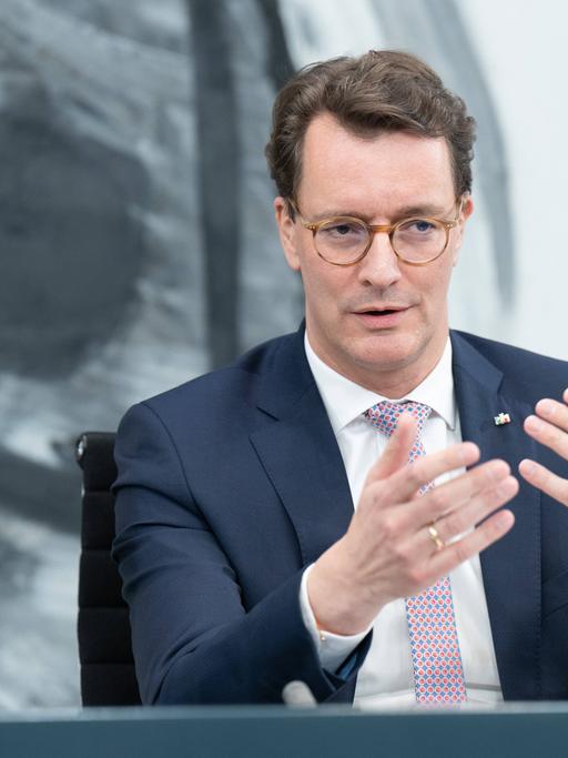 Hendrik Wüst, Ministerpräsident von Nordrhein-Westfalen auf einer Pressekonferenz