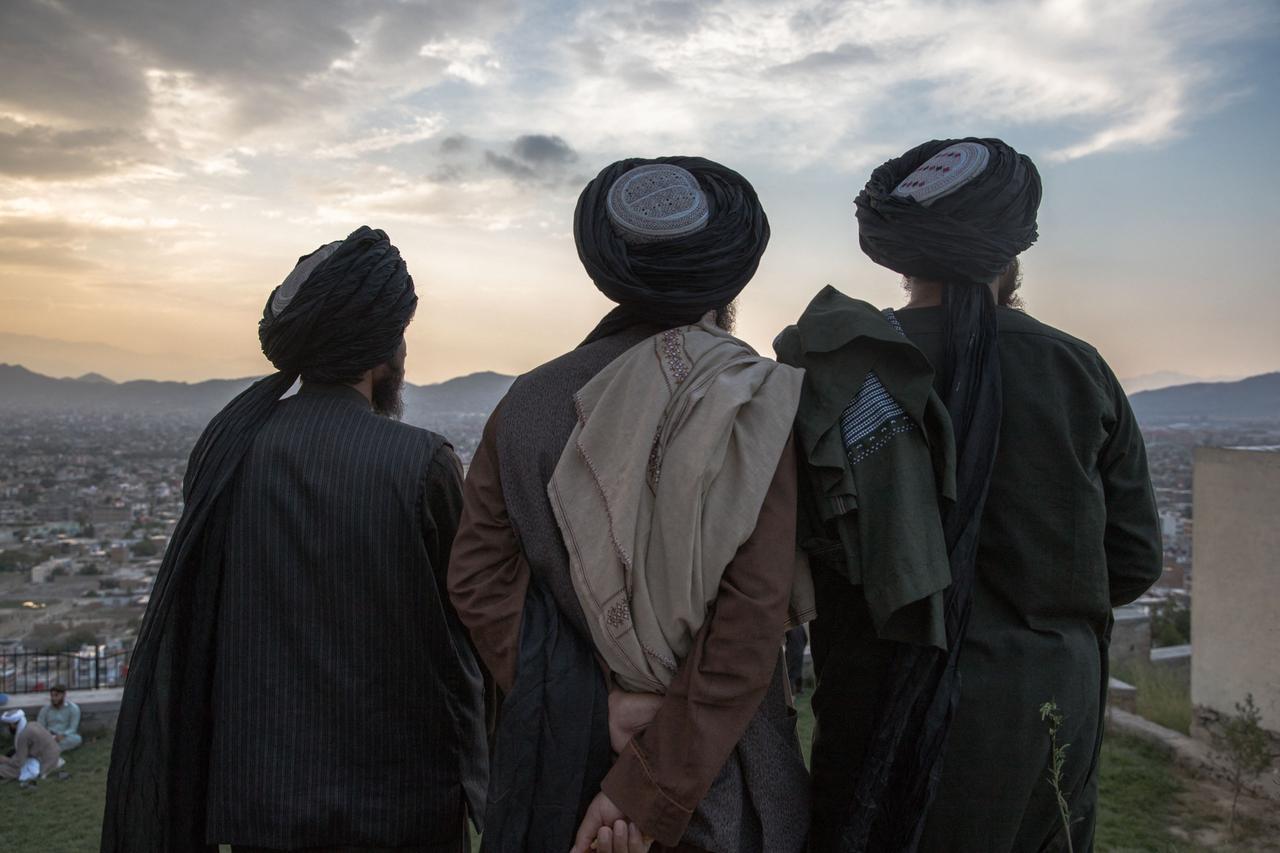 Ein Freitag Mitte August 2022 in Kabul: Männer mit Turbanen stehen auf dem einem Hügel im Norden der Stadt. Ein Freitag Mitte August 2022 in Kabul: Männer mit Turbanen stehen auf dem einem Hügel im Norden der Stadt.