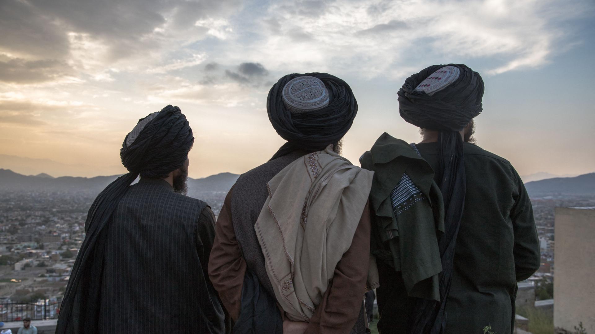 Ein Freitag Mitte August 2022 in Kabul: Männer mit Turbanen stehen auf dem einem Hügel im Norden der Stadt. Ein Freitag Mitte August 2022 in Kabul: Männer mit Turbanen stehen auf dem einem Hügel im Norden der Stadt.