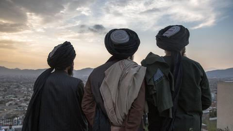 Ein Freitag Mitte August 2022 in Kabul: Männer mit Turbanen stehen auf dem einem Hügel im Norden der Stadt.
