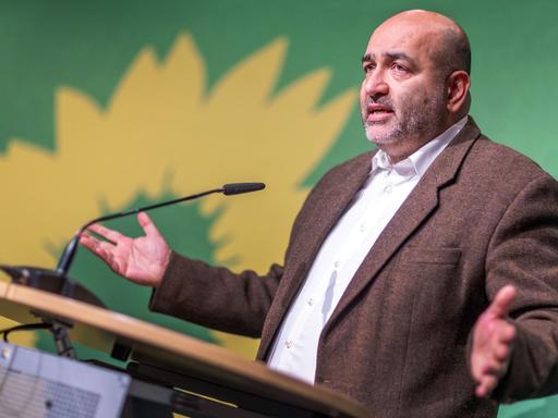 Omid Nouripour, Bundesparteichef von Bündnis90/Die Grünen, spricht zum Beginn der Landesdelegiertenkonferenz der Grünen in Mecklenburg-Vorpommern. 