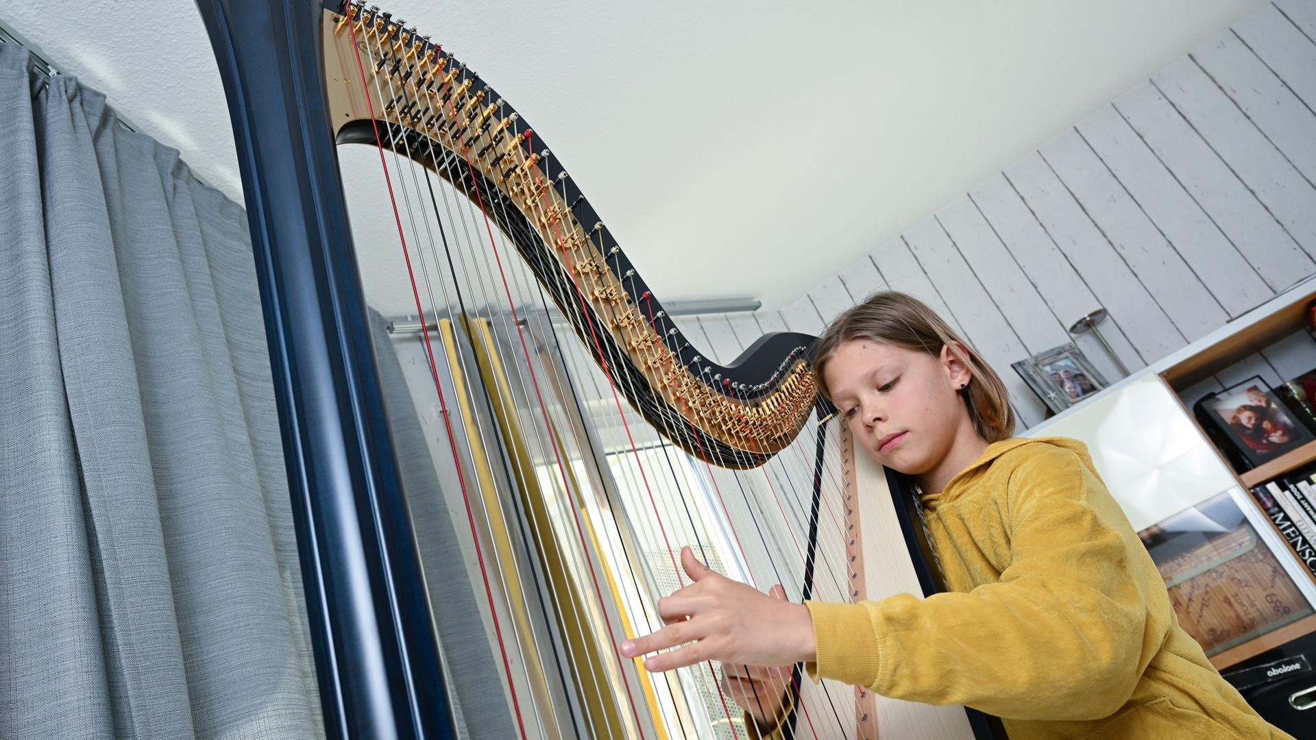 Baden-Württemberg, Freiberg am Neckar: Der Harfenspieler Oskar Recklebe spielt an seinem Instrument . Der Jugendliche hat den Landeswettbewerb "Jugend Musiziert" gewonnen und tritt am 25. Mai 2023 im sächsischen Zwickau beim Bundeswettbewerb an. Baden-Württemberg, Freiberg am Neckar: Der Harfenspieler Oskar Recklebe spielt an seinem Instrument . Der Jugendliche hat den Landeswettbewerb "Jugend Musiziert" gewonnen und tritt am 25. Mai 2023 im sächsischen Zwickau beim Bundeswettbewerb an.