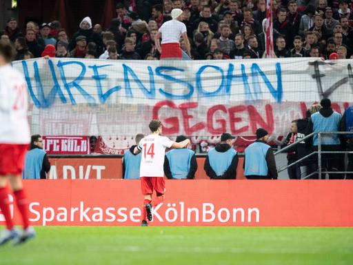 "Hurensohn"-Schmähplakat im Stadion des 1. FC Köln