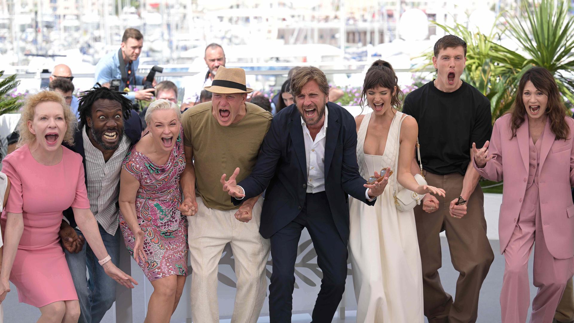Ruben Östlund (im schwarzen Anzug) posiert mit seinem Schauspieler-Team in Cannes. Ruben Östlund (im schwarzen Anzug) posiert mit seinem Schauspieler-Team in Cannes.