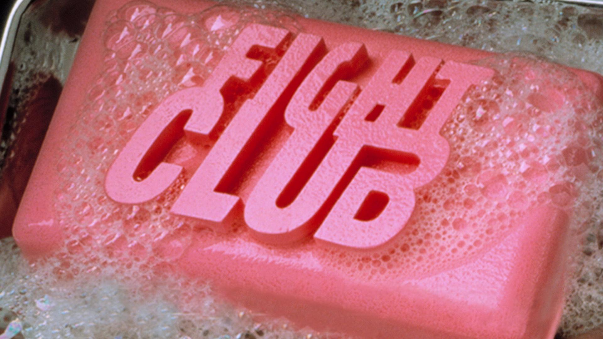 Nahaufnahme eines pinkfarbenen Stück Seife mit der Aufschrift "Fight Club"