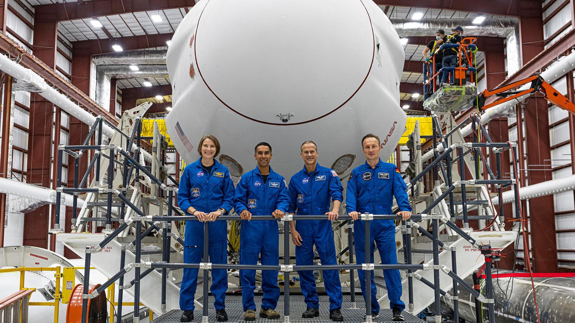 Die Besatzung des Crew-3-Fluges (rechts Matthias Maurer) vor ihrer Crew Dragon-Kapsel