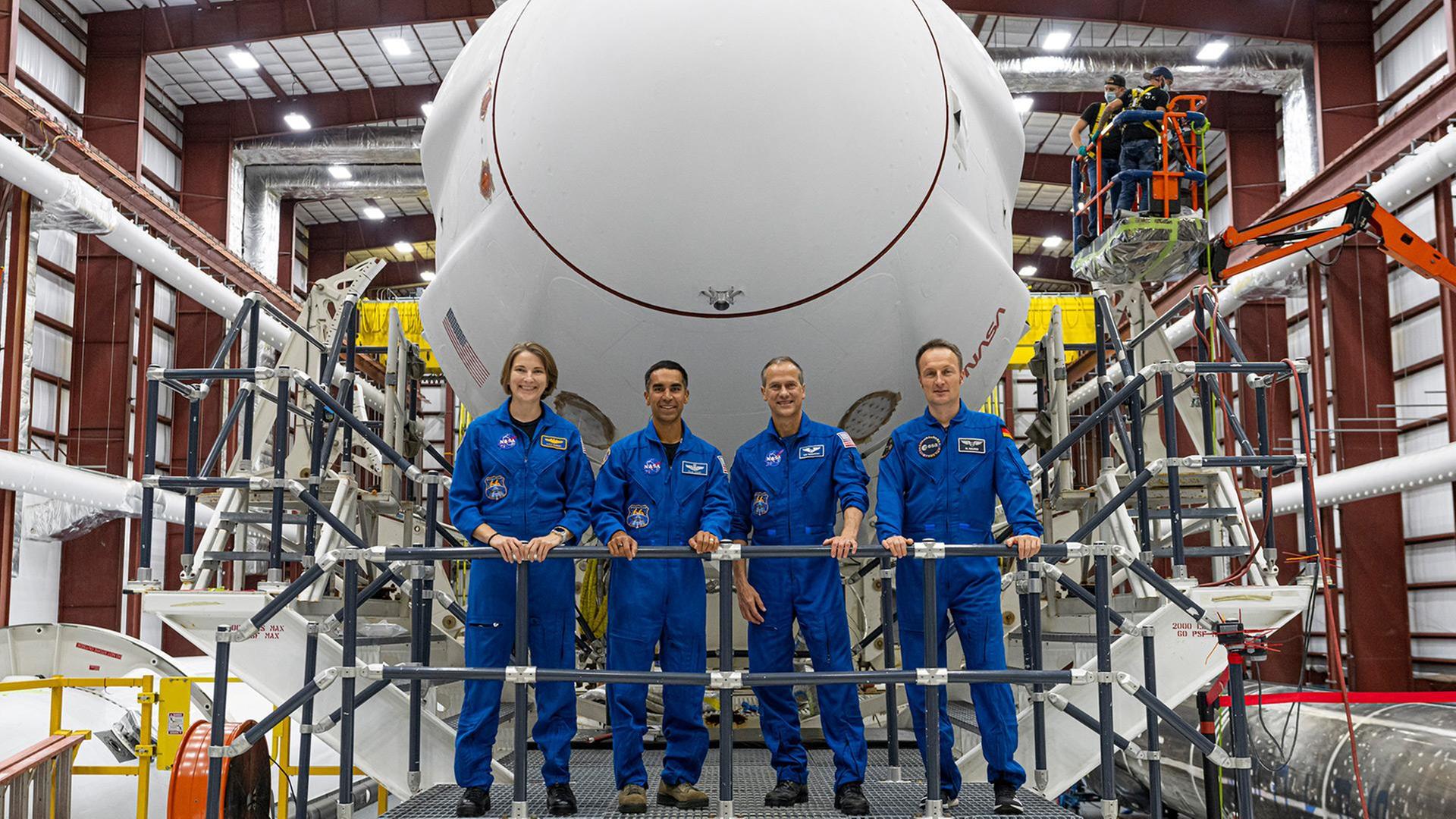 Die Besatzung des Crew-3-Fluges (rechts Matthias Maurer) vor ihrer Crew Dragon-Kapsel Die Besatzung des Crew-3-Fluges (rechts Matthias Maurer) vor ihrer Crew Dragon-Kapsel