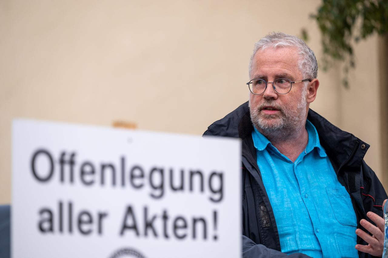 Roland Röder spricht bei der Gedenkkundgebung für den 1991 bei einem Brandanschlag getöteten ghanaischen Asylbewerber Samuel Yeboah Roland Röder spricht bei der Gedenkkundgebung für den 1991 bei einem Brandanschlag getöteten ghanaischen Asylbewerber Samuel Yeboah