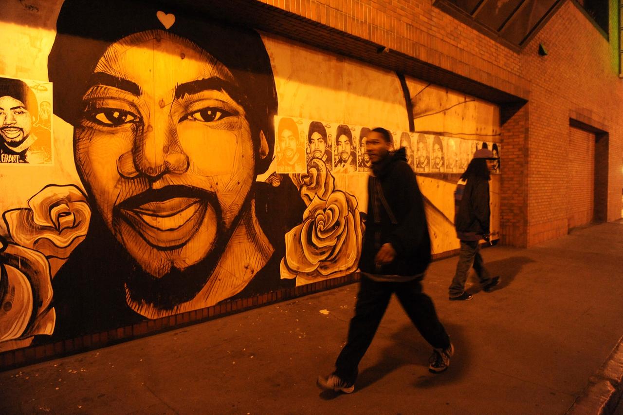 Ein Wandbild zeigt den afroamerikanischen US-Bürger Oscar Grant, der von einem Polizisten getötet wurde.