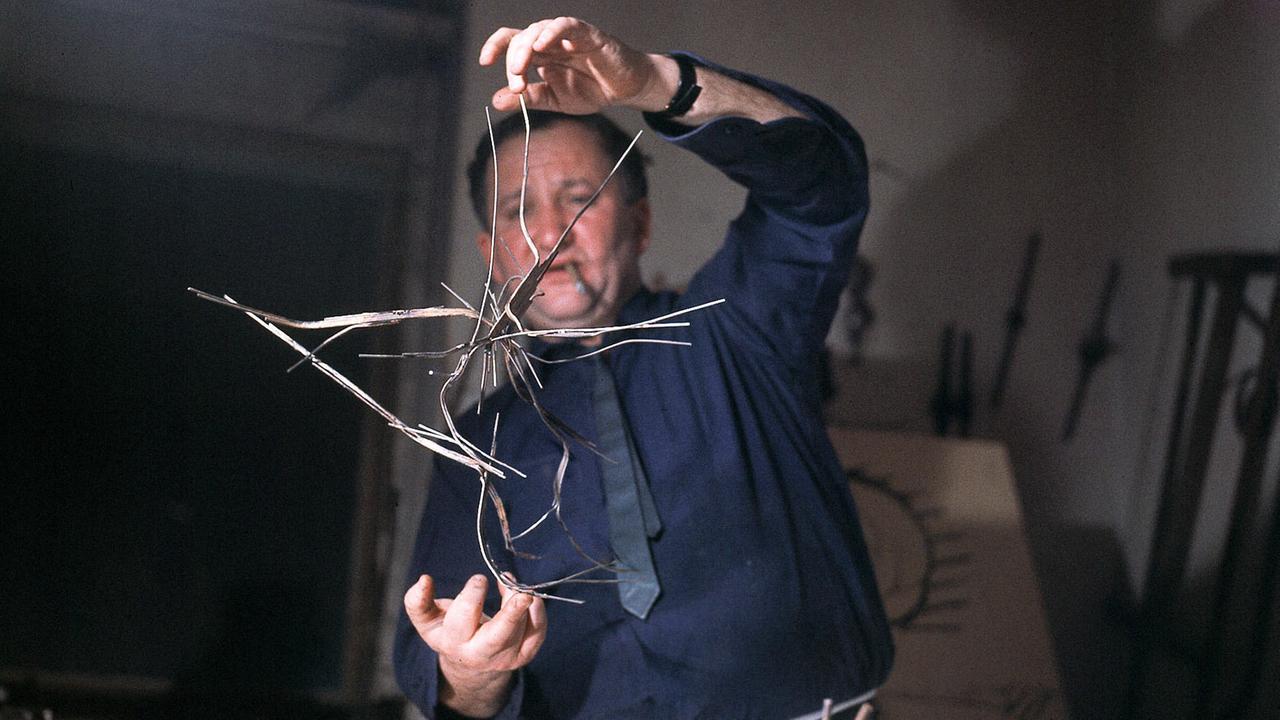 Norbert Kricke (1922 - 84) ein deutscher Bildhauer in seiner Werkstatt bei der Herstellung seiner Plastiken.